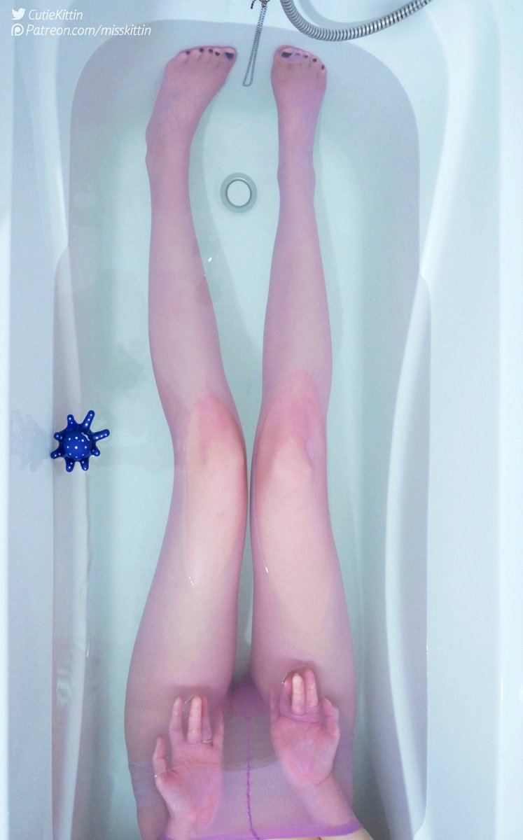 The first photo makes you thirsty, right? 😋💦
#nylon #tights #pantyhose 

Get full photoshoot here: gum.co/LWcNN