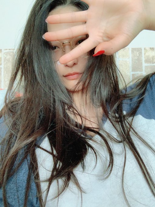 さっきの寝起き写メの、ちょこっと顔出し🥴🥴🥴 寝起きが可愛い女性うらやましい😳 https://t.co/O7GoMEGAwq