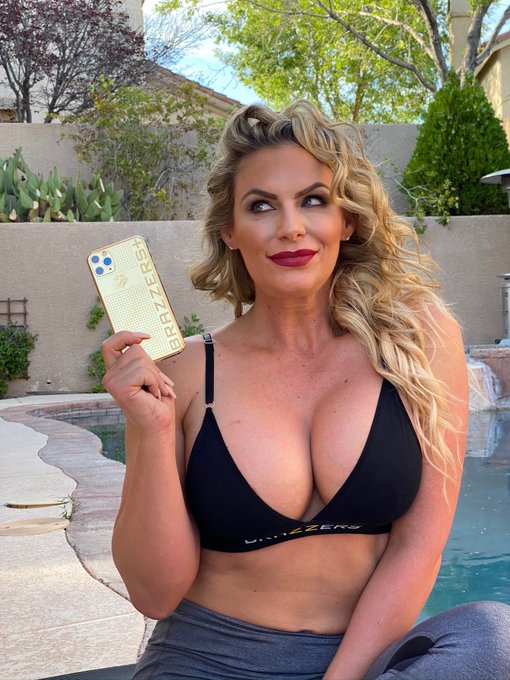 Wonder what&rsquo;s on this phone... lol  https://t.co/OJOVOBA0o1 https://t.co/40ANqwqatL<a href="/tag/zzexclusive"class="tags"><span>#zzexclusive</span></a>