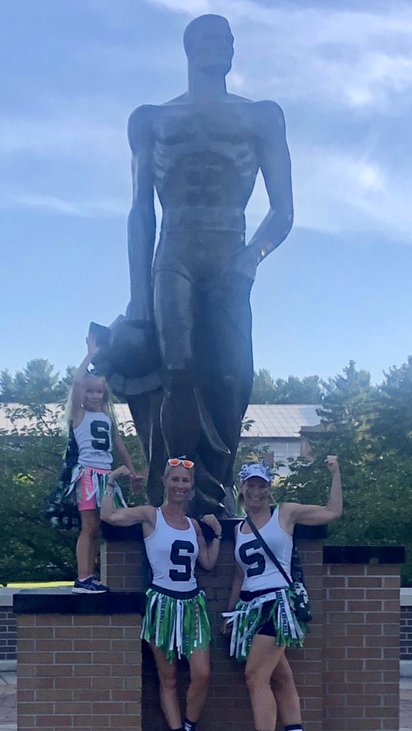 Readingmom201's tweet photo. Super excited to get a chance to run on MSU campus for BIG10K this year. So proud of my niece for her PR, Cecelia for her first 5K ever, and loved running with my sister! Go Green!@KirkCousins8 #BTNBig10K https://t.co/xNpkOODhnT