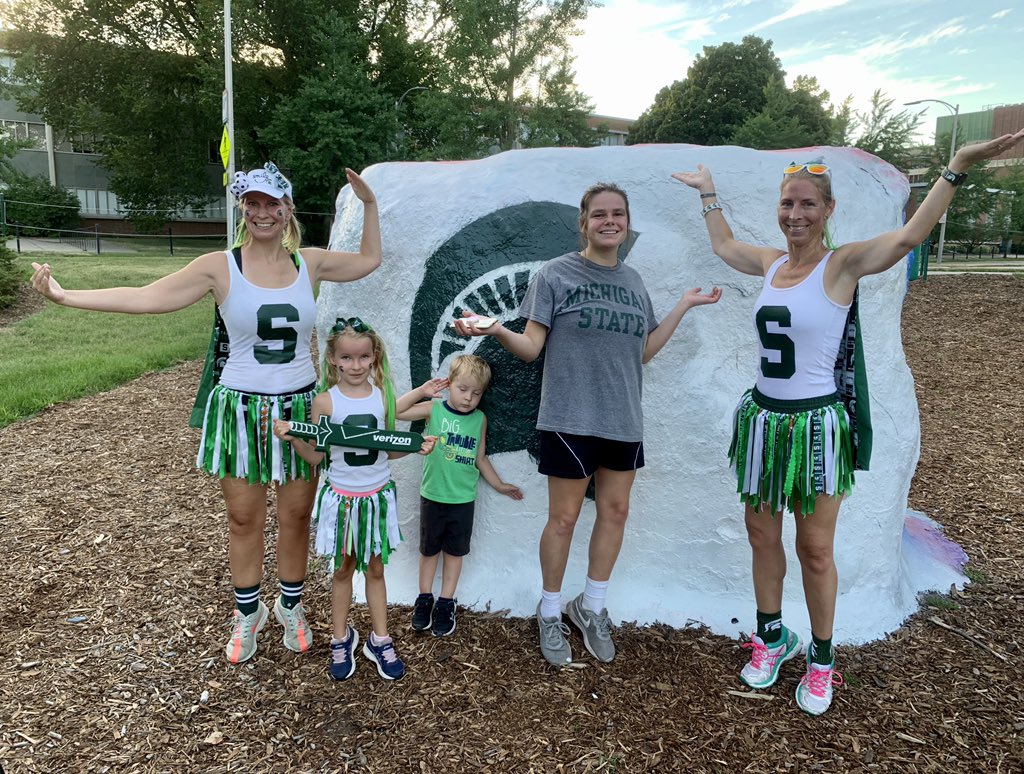Readingmom201's tweet photo. Super excited to get a chance to run on MSU campus for BIG10K this year. So proud of my niece for her PR, Cecelia for her first 5K ever, and loved running with my sister! Go Green!@KirkCousins8 #BTNBig10K https://t.co/xNpkOODhnT
