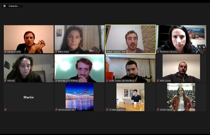 En nuestra reunión semanal, tuvimos una charla sobre "Pitch,como armarlo de la manera más eficiente". Donde Mati Figliozzi nos dio varios tips para poder presentar nuestros proyectos de la mejor manera,con explicaciones claras y ejemplos que acompañaban de una excelente manera.