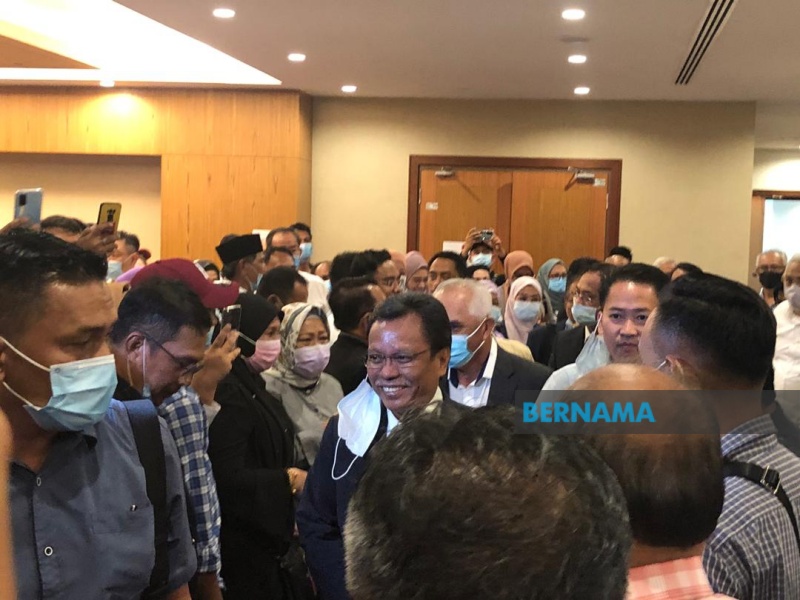 [#PolitikSabah] Ketua Menteri Sabah Datuk Seri Mohd Shafie Apdal tiba di Dewan Bankuasi, Pusat Pentadbiran Negeri Sabah bagi mengadakan sesi tertutup bersama ADUN dan MP blok kerajaan Sabah terlebih dahulu sebelum mengadakan sidang media.