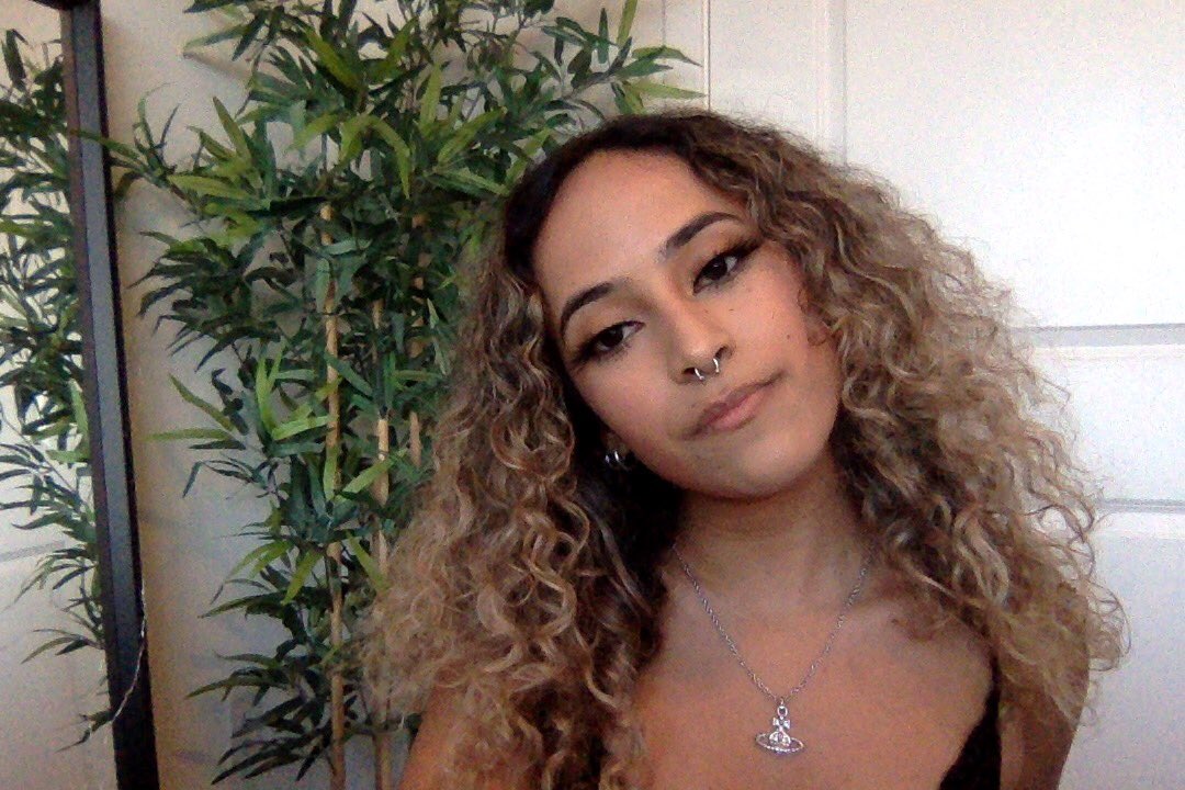 curlyfryshy's tweet photo. unamused https://t.co/gYM0XTTn3C