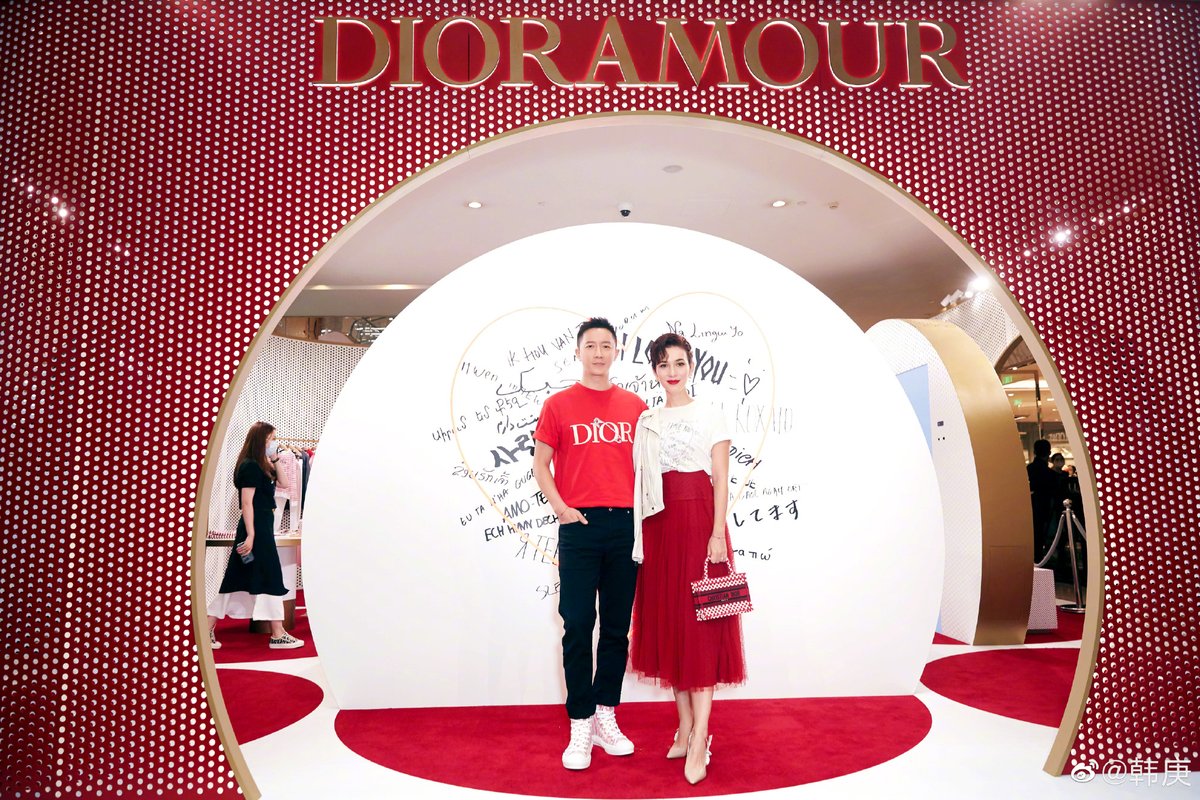 Only4Hangeng_'s tweet photo. 【WEIBO】200729 #HanGeng's Update 💖

韩庚: #DIORAMOUR Amor a primera vista. 

✨ 韩庚: #DIORAMOUR love at first sight @/Dior迪奥 

Via: DragonChickHome https://t.co/g8N9kCukz9