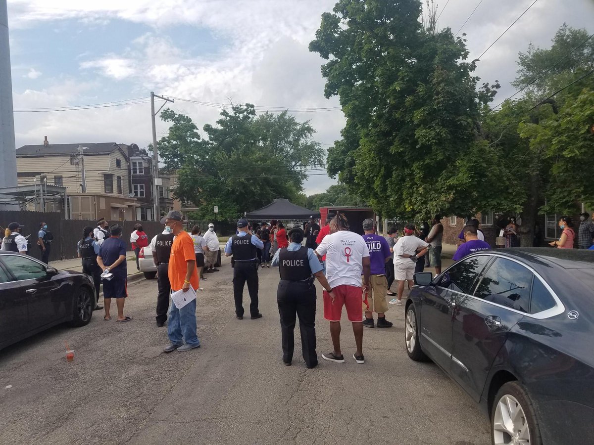 ChicagoCAPS15's tweet photo. Today @ChicagoCAPS15 with Austin Response Team (ART) hosted The Austin Community Mobilization at Mason & Madison. Area 4 Cart Team, #1STV @jr_bady, @CCSOPIO, @cookcountysao, Summer Mobile,& other community stakeholders all assembled for mobilizing peace & unity in the community. https://t.co/2U51Q3w3xp