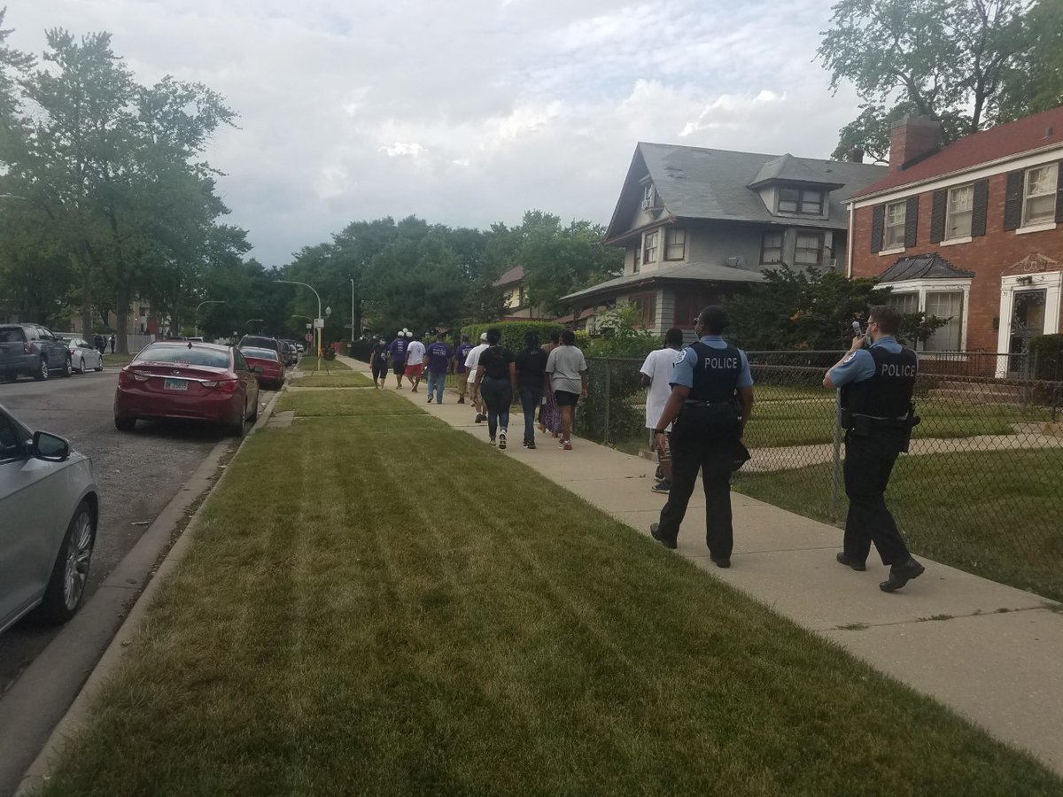 ChicagoCAPS15's tweet photo. Today @ChicagoCAPS15 with Austin Response Team (ART) hosted The Austin Community Mobilization at Mason & Madison. Area 4 Cart Team, #1STV @jr_bady, @CCSOPIO, @cookcountysao, Summer Mobile,& other community stakeholders all assembled for mobilizing peace & unity in the community. https://t.co/2U51Q3w3xp