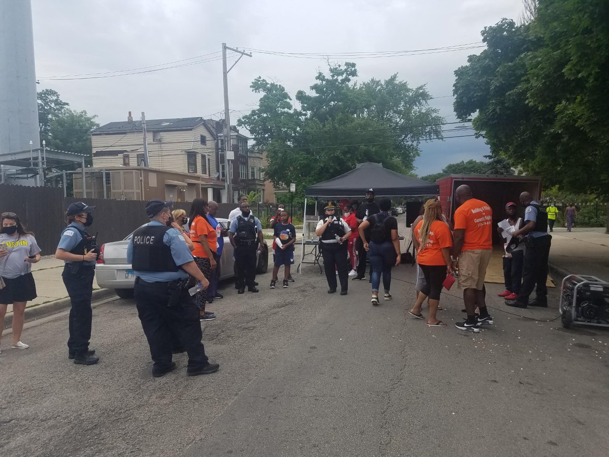 ChicagoCAPS15's tweet photo. Today @ChicagoCAPS15 with Austin Response Team (ART) hosted The Austin Community Mobilization at Mason & Madison. Area 4 Cart Team, #1STV @jr_bady, @CCSOPIO, @cookcountysao, Summer Mobile,& other community stakeholders all assembled for mobilizing peace & unity in the community. https://t.co/2U51Q3w3xp