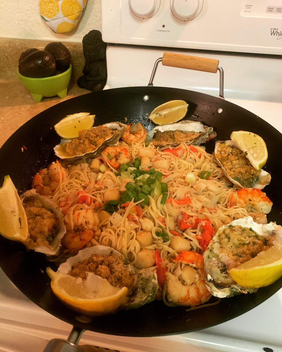 MARIESHALYSE's tweet photo. Seafood & Past are my Favorite 🤤 #seafoodandchill #momlife #wifelife #chefinitup #oysters #scallops #crab #argentinashrimp #yummy #burn https://t.co/AgS1KrMyg2