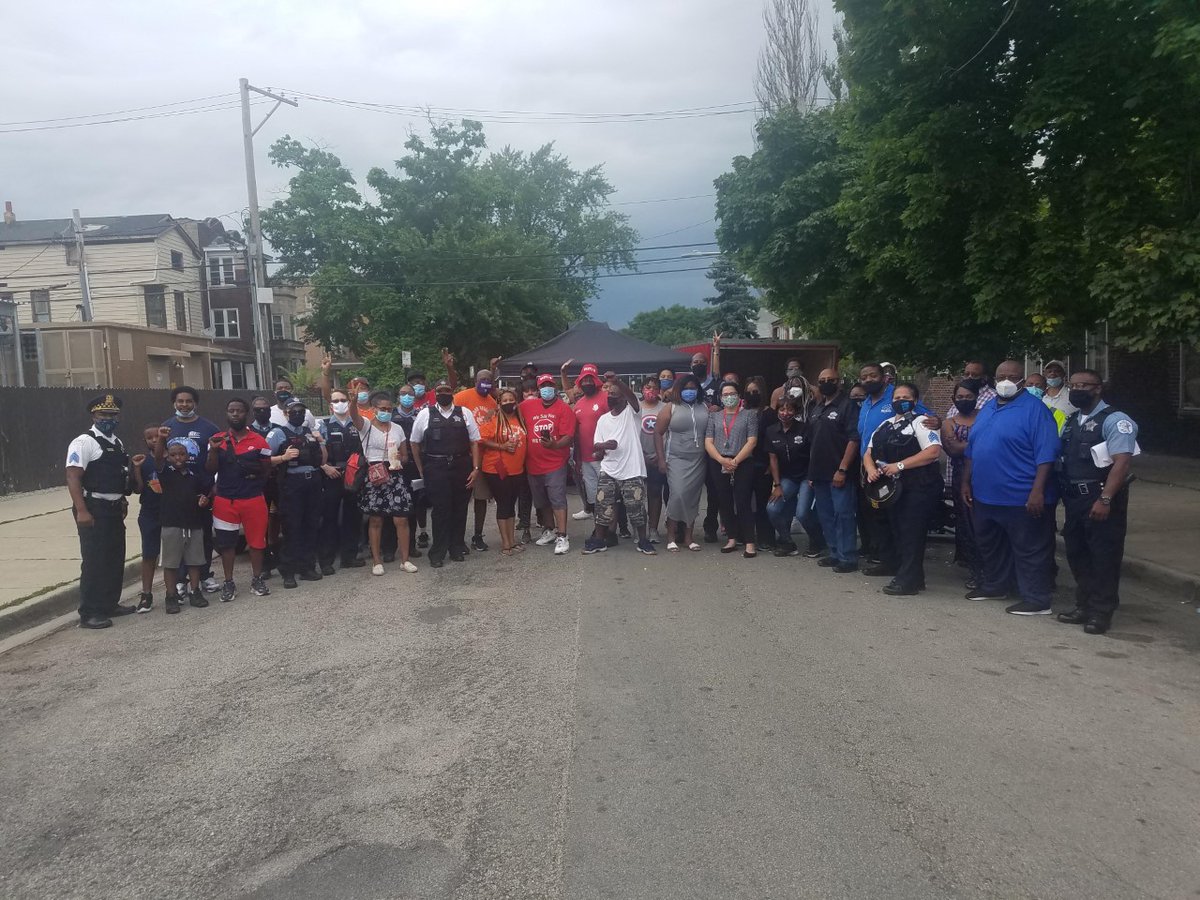 ChicagoCAPS15's tweet photo. Today @ChicagoCAPS15 with Austin Response Team (ART) hosted The Austin Community Mobilization at Mason & Madison. Area 4 Cart Team, #1STV @jr_bady, @CCSOPIO, @cookcountysao, Summer Mobile, & other community stakeholders all assembled for mobilizing peace & unity in the community. https://t.co/yluGJeiqnR