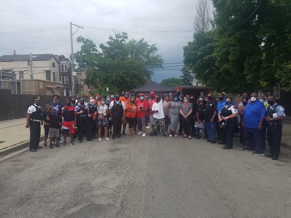 ChicagoCAPS15's tweet photo. Today @ChicagoCAPS15 with Austin Response Team (ART) hosted The Austin Community Mobilization at Mason & Madison. Area 4 Cart Team, #1STV @jr_bady, @CCSOPIO, @cookcountysao, Summer Mobile, & other community stakeholders all assembled for mobilizing peace & unity in the community. https://t.co/KW3Q8vxPRs
