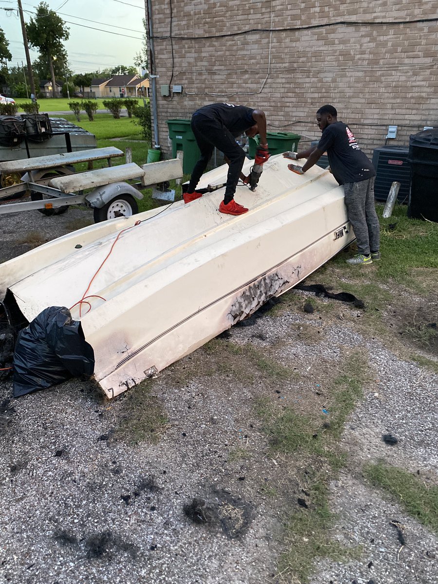 RightJunk's tweet photo. Late night boat demolition https://t.co/X0zozOZ1Ed