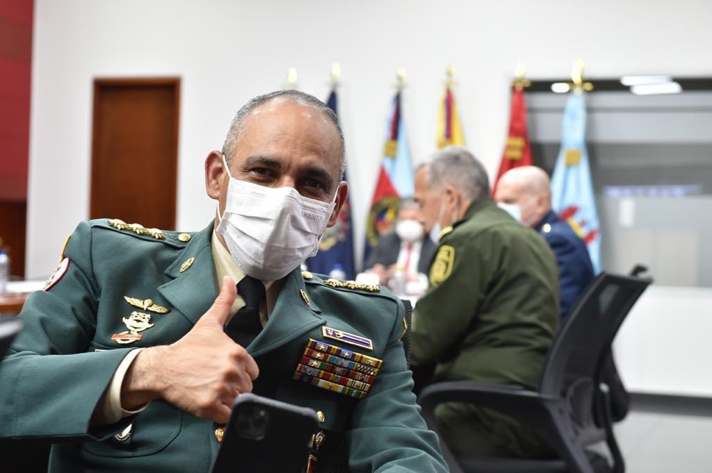 COMANDANTE_EJC's tweet photo. Gracias a Dios, mi amada familia,al señor presidente @IvanDuque, al señor @mindefensa,a los honorables senadores de la República,a mis soldados y al pueblo colombiano.Mis convicciones seguirán firmes y fortalecidas para servirle a mi nación. Libertad y orden. #PatriaHonorLealtad https://t.co/gySFxvxcKS