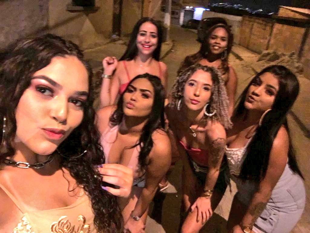 LuizaBryan's tweet photo. Sobre o EGITOO 🇪🇬💃🍻🍻 @crf_vitt @SaraVillasboas @JuuhBorges22 @KamillaBatist15 https://t.co/GbIP3Hq22R