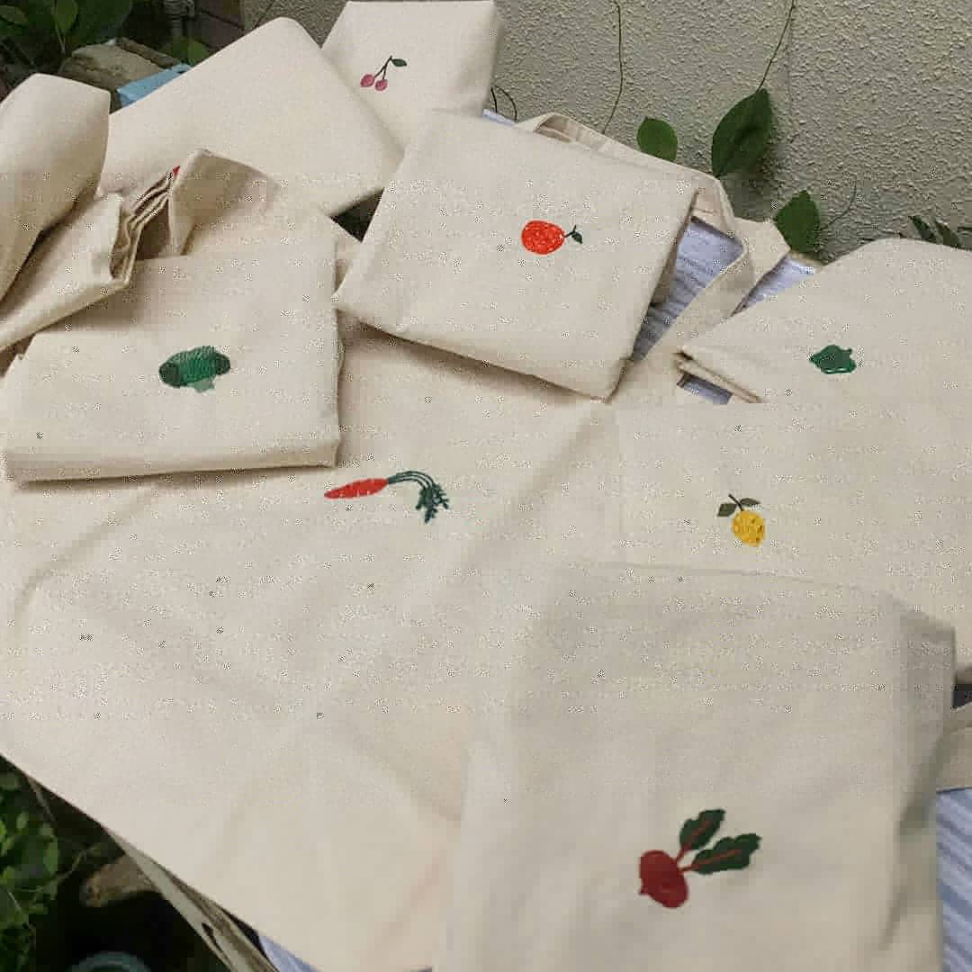 moonchiptrip's tweet photo. MIOさんの刺繍エコバックです。キャンパス地に野菜の刺繍してもらいました。

買い物の時含めエコバックが必要なご時世です。
楽しすぎる刺繍が色々使われています。
最近の私のお店にはぴったりのコンセプトです。
小さい刺繍の種類で800～1500円くらいと考えてます。今回お店のは800～1000位です。 https://t.co/b3Id98riRN