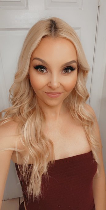2 pic. Come slide into my DM‘s on my OF! I’m online right now! https://t.co/SwIf5bTDo3 ❤️✨ https://t