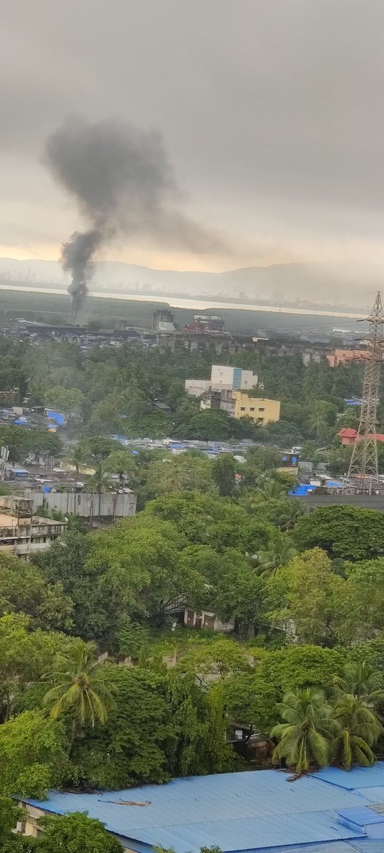 SwetaParab's tweet photo. @GovandiCell @CPCB_OFFICIAL @abuasimazmi @SJaiswal_IAS @mybmc @mybmcWardME @rais_shk SMS envoclean spewing thick dark smoke without any regulation.Emission on day and https://t.co/c8Qpkht63D is such dangerous factory allowed to function so close to residential zones?#pollution https://t.co/HuJoUhAfdB