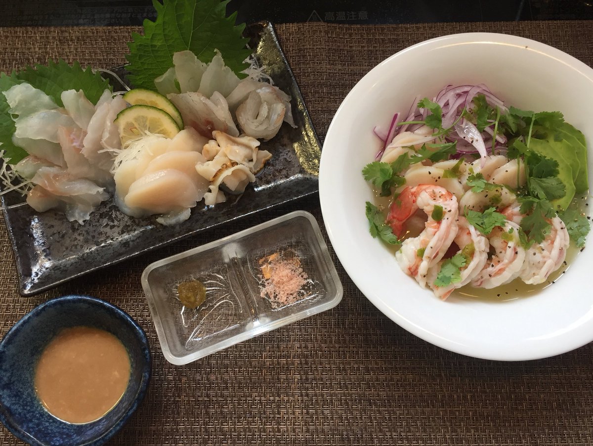 ほむ お昼飯 刺身 シマゾイ マゴチ昆布締め ホタテの三種 シマゾイの肝醤油 柚子胡椒 岩塩をそえて 赤エビとホタテのアグアチレ アグアチレとかいうメキシコ料理 これでいいのか謎だが酸味と辛味がいい感じに仕上がった Twitter家庭料理部