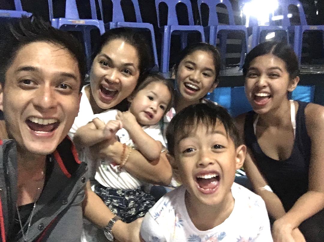 menggalurks's tweet photo. Maine with the Agoncillos ♥️

#MaineMendoza #EB41withMaine https://t.co/jUgwaBkRvh
