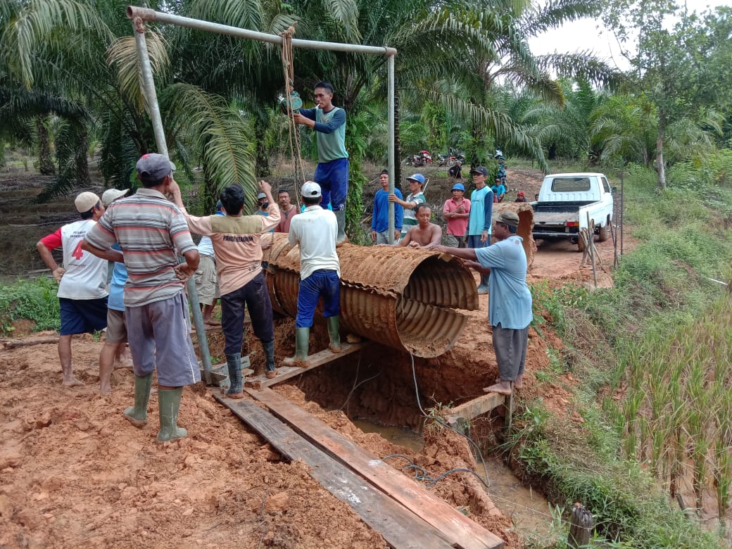AriyadiEpi's tweet photo. Selamat pagi #SahabatDesa
PKTD Desa Suliliran Kec.Paser Belengkong Baru kegiatan plat deuker Dana Desa Tahun 2020.

#PadatKaryaTunaiDesa https://t.co/NqO0DNvqic https://t.co/aaQVZ264jN