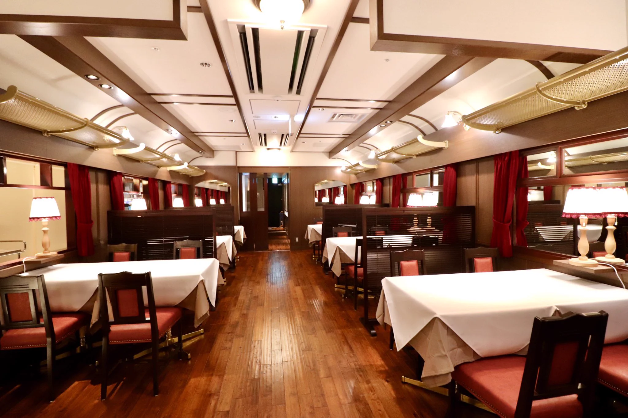 まるで列車の中にいるみたい？東京駅に食堂車風レストランが誕生！