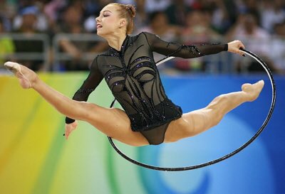 esteruss's tweet photo. Natalia Godunko 🇺🇦 cuenta su historia: lesiones que las entrenadoras no creían, Bessonova hospitalizada por no comer ni beber para bajar de 52 kilos a 48 antes de las Olimpiadas, habla de la dureza de Irina Deriugina y de la presión.

🎬 https://t.co/BUVRzJEEhy https://t.co/dvZxj9AAmi