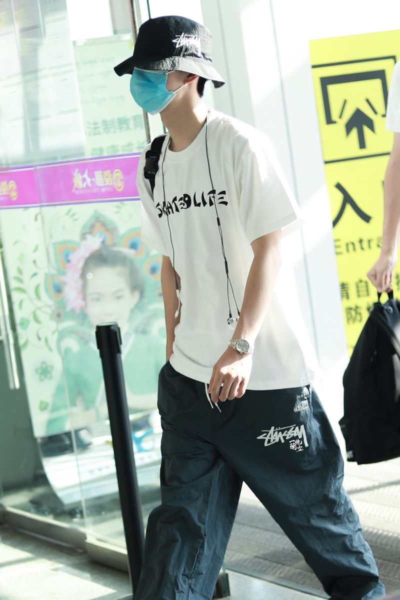 nobozhannolife's tweet photo. 200730 #วันนี้ป๋อตี้ใส่แบรนด์อะไร WANGYIBO'S CLOSET💚

NIKE X STÜSSY BUCKET HAT BLACK

RELEASE DATE 2020/07/24
RETAIL PRICE $‌44

POLAR SKATE CO. SKATELIFE TEE

NIKE X STÜSSY BEACH PANTS OFF NOIR
 
RELEASE DATE 2020/07/24
RETAIL PRICE $135

รูปป๋อจาก 一骑绝尘丨王一博 https://t.co/cG9rBSc5jA
