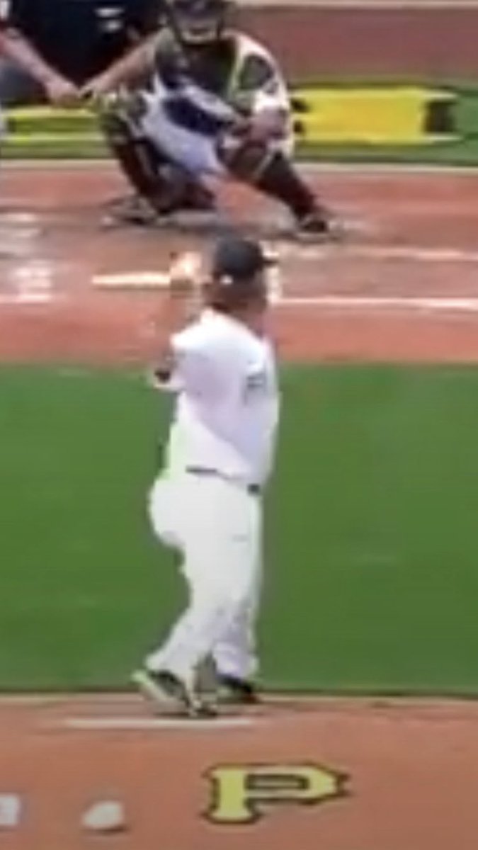 his stride was closed, & his pelvis is closed. This puts him in a strong position to get good joint centration between lead hip/femur. This is an important position because it enables him to decelerate well. His lower half is giving him a great base to rotate around. You’ll see