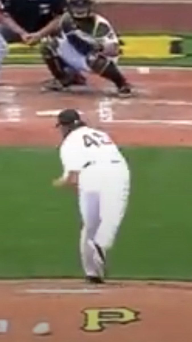 The tricep is one of the last pieces of the chain to help stop & when the earlier pieces aren’t in good positions/not working as well, that energy leaks up the chain. Look at how different these are!! In 15 on left his back leg was ANCHORING his rotation & helping Decel. In 16