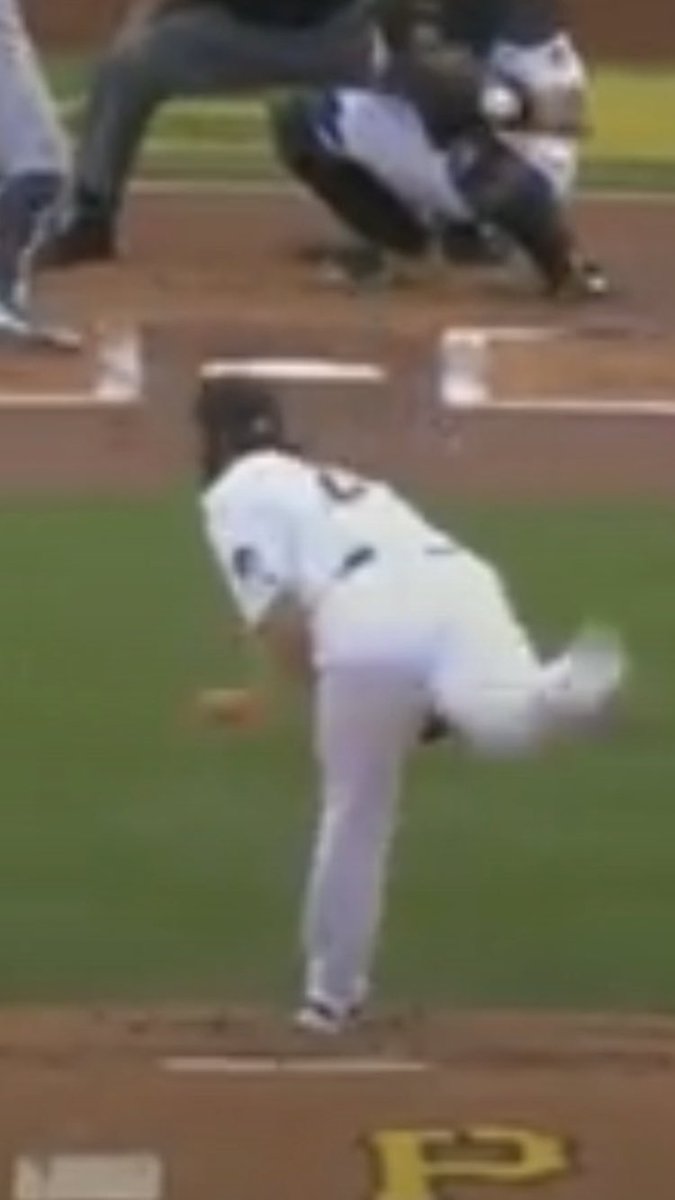 The tricep is one of the last pieces of the chain to help stop & when the earlier pieces aren’t in good positions/not working as well, that energy leaks up the chain. Look at how different these are!! In 15 on left his back leg was ANCHORING his rotation & helping Decel. In 16