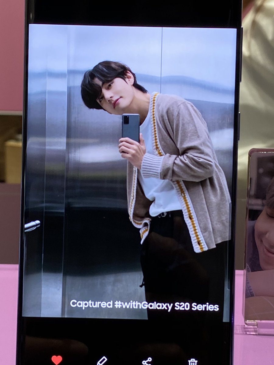fafa81's tweet photo. テテかわいい💜

#galaxybtsedition
#galaxyharajyuku https://t.co/vkxQgSkG9e