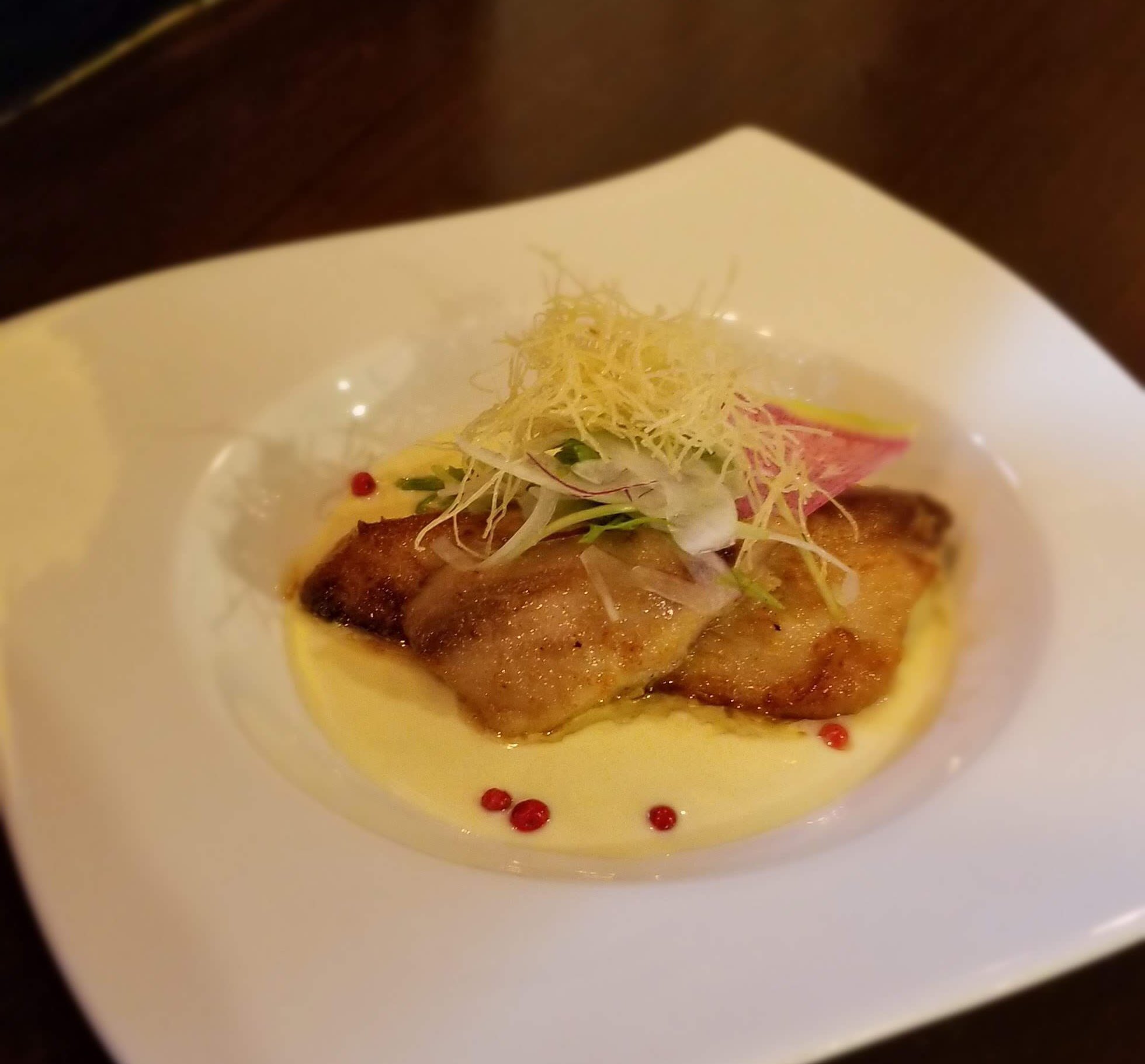 創作和ビストロ Shin 天王町 白身魚のポワレ 西京味噌ソース 低温調理でお魚はふっくら 創作和食らしい一品 濃厚なソースとナイスマッチ オススメでお出ししています 香り豊かな南アフリカの白ワイン シュナブランとご一緒に 天王町 保土ケ谷