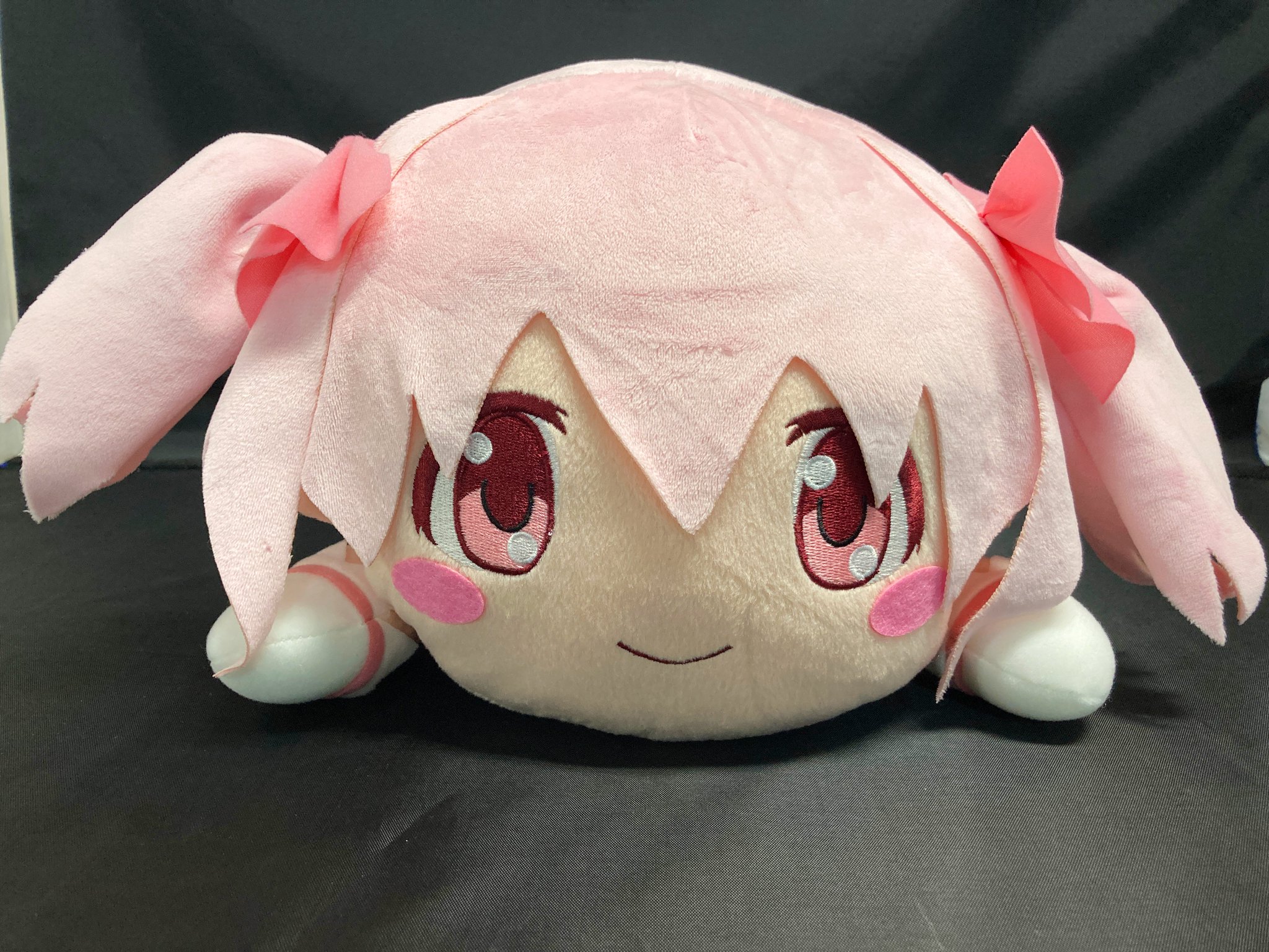 マギレコ 寝そべりぬいぐるみ 鹿目まどか タグ（Amazon.co.jp