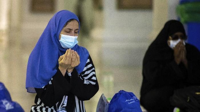 detikcom's tweet photo. #Foto Pelaksanaan ibadah haji tahun ini dilakukan secara terbatas, hanya 10.000 orang. Orang-orang yang terpilih tampak menangis saat berdoa setelah tawaf. Berikut momennya: #Haji2020

Foto: AP Photo https://t.co/oJXIcfG4br