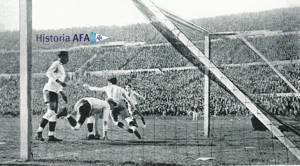 #HistoriaAFA – Homenajes.
🇺🇾Mundial de Uruguay 1930 - 90 años.
🇦🇷#ArgentinaSubCampeón
El 30 de julio, LA FINAL.
<a href="/Uruguay/">Selección Uruguaya</a> 4 - <a href="/Argentina/">🇦🇷 Selección Argentina ⭐⭐⭐</a> 2.
Estadio Centenario; Monumento histórico
Felicitaciones CAMPEÓN: <a href="/AUFOficial/">AUF</a> 
<a href="/afa/">AFA</a> <a href="/fifaworldcup_es/">Copa Mundial FIFA 🏆</a> <a href="/FIFAMuseum/">FIFA Museum</a> <a href="/UyDeporte/">Secretaría Nacional del Deporte</a>
Ph: Garrido Archivo