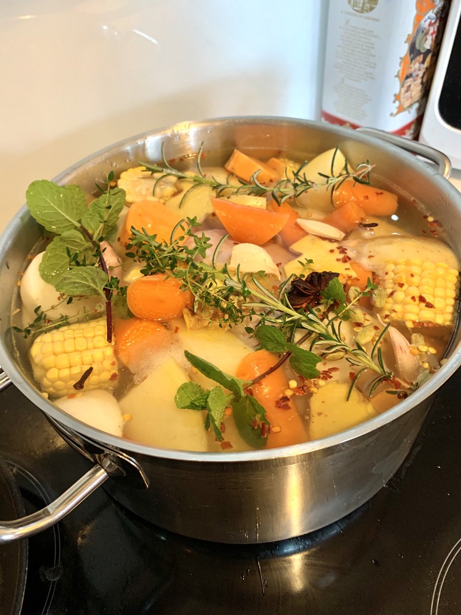 #CoronaCooking In troubled times, chicken in a pot🌽🥕🍠