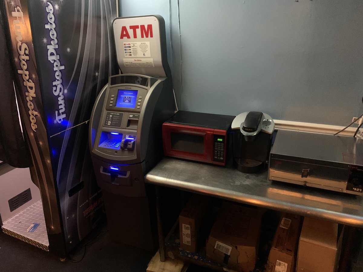 collineich's tweet photo. have u ever seen a bar with a microwave, kuerig, toaster oven, and picture booth #harborinn https://t.co/cjXTimOhrp
