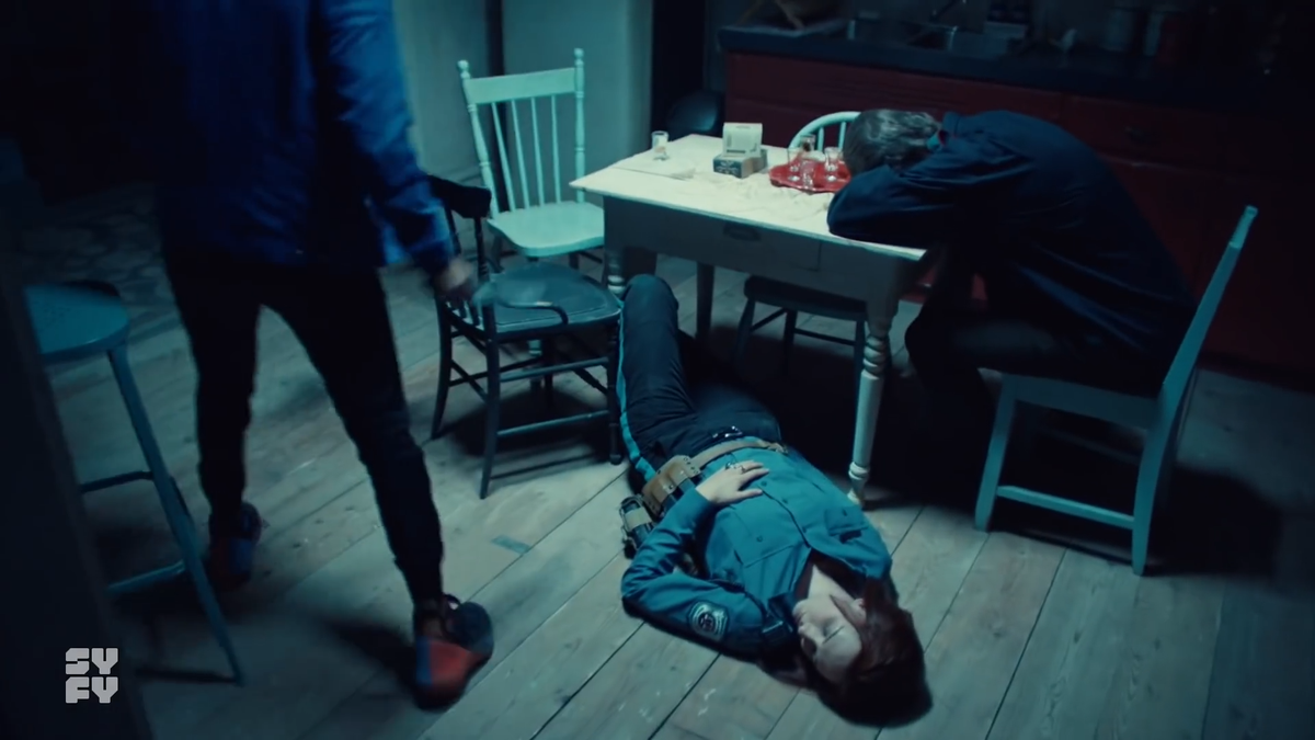 45 seconds have elapsed since we lost sight of the kitchen. Now Nicole & Robin are passed out cold within it. (Worth a slight side note, that both unconscious characters have actors who are likely wearing wigs, which could complicate matters for getting into place)