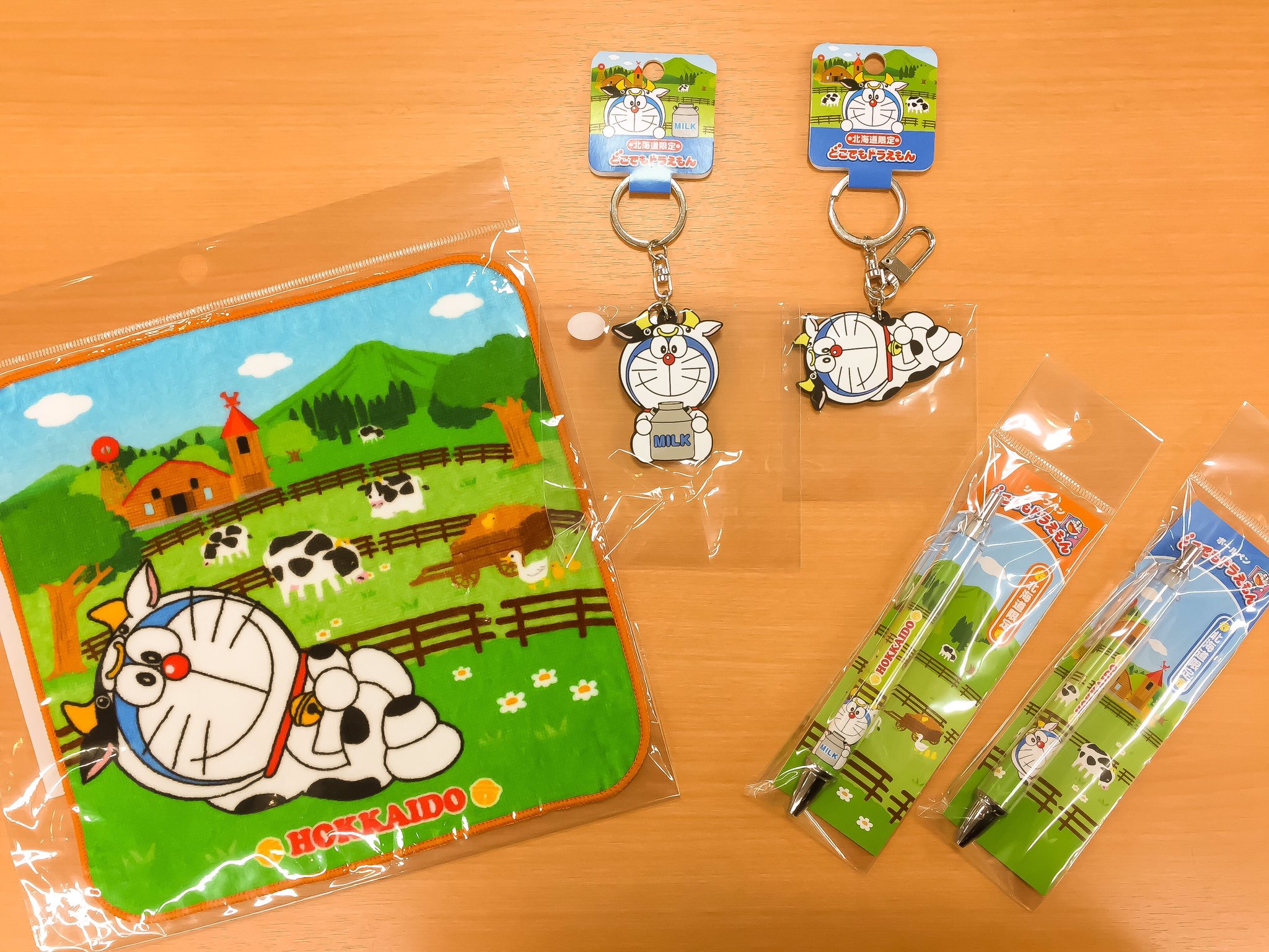 北海道おみやげ情報 By たぬきや 札幌中心部最大級のお土産店 どこでもドラえもん 北海道限定グッズが新発売 牛の着ぐるみを着たかわいいドラえもんグッズが入荷しました ミニタオルやラバーキーチェーンが発売中 北海道 ドラえもん どこでも