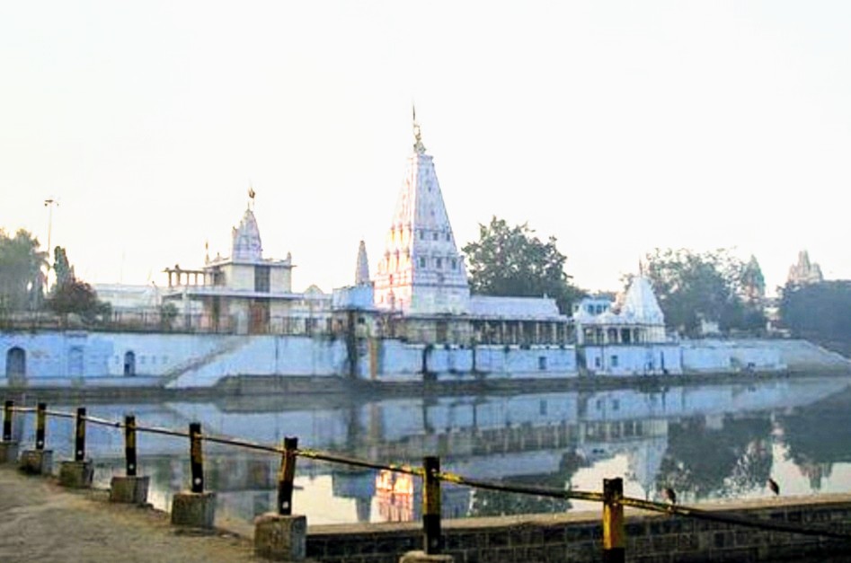 3. Every monsoon the water level in the Shivna river rises to touch the feet of holy shiv lingam & offer "Jalaabhishek"This 5th century  #Gupta period temple is sitauted in a small town,  #Mandsaur in  #MadhyaPradesh adjacent to Shivna river on tapeshwar ghat 2/n