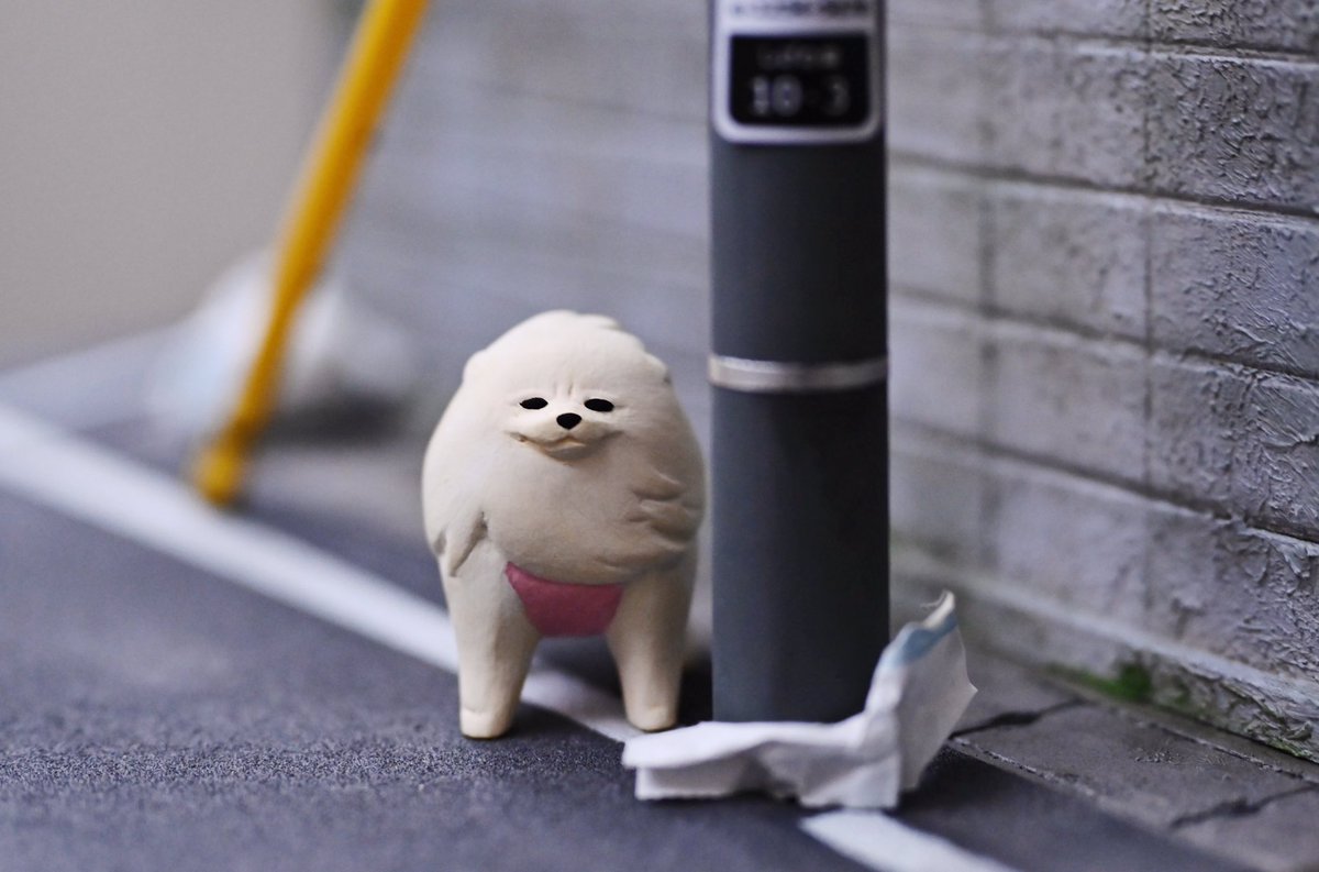 強風に立ち向かうポメラニアンの置物がかわいすぎると話題に 瞳がキュート 風を感じられる Togetter