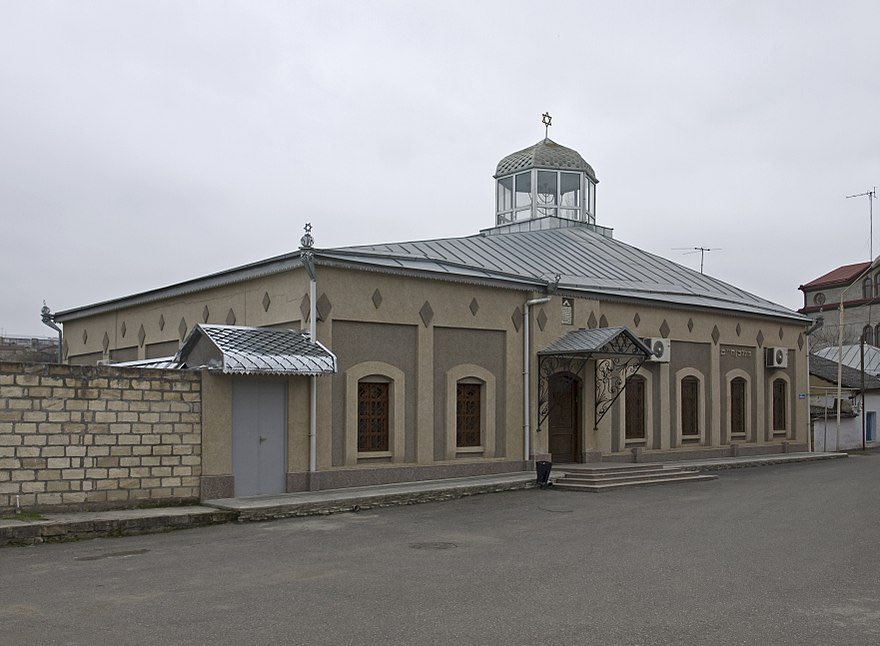 the two functioning synagogues in qırmızı qəsəbə are the larger six dome synagogue and the giləki synagogue, named for the gilan province in iran.