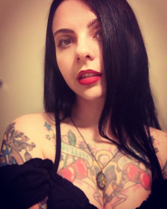 Pre-Quarantine. 2019. #RIPmakeup https://t.co/JXYhfN8s0a<a href="/tag/ripmakeup"class="tags">#RIPmakeup</a>