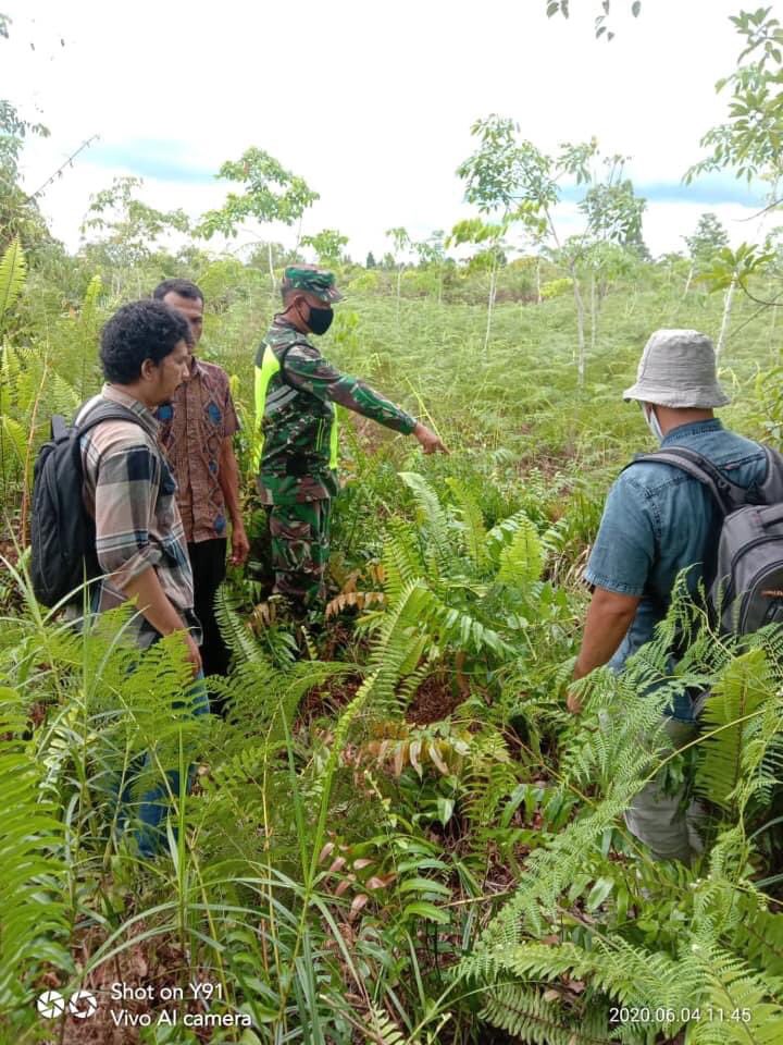 ucuksss's tweet photo. Kegiatan survey untuk pembangunan infrasturuktur pembasahan lahan gambut sekat kanal, di desa kelebuk bengkalis bersama masyrakat dan Babinsa demi mencegah nya kebakaran dan kekeringan di lahan gambut #DPGCegahKarhutla @KemensetnegRI @BRG_Indonesia https://t.co/GvMFNtiCXC
