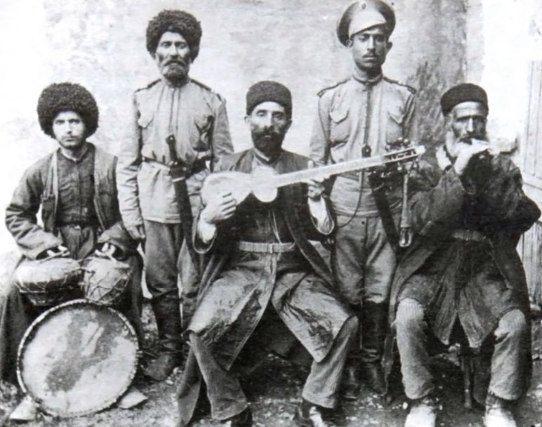 juhuri men dressed in the same way as men from neighbouring groups, wearing chokha and papakhi. wealthy mens clothing could be elaborately decorated with jewelry.