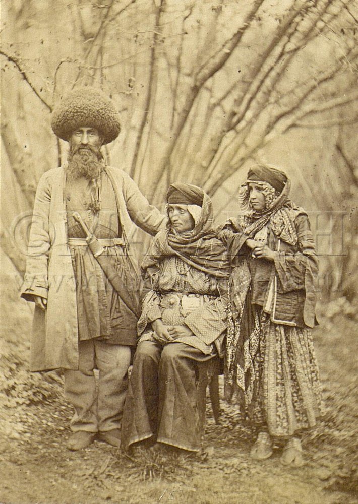 juhuri men dressed in the same way as men from neighbouring groups, wearing chokha and papakhi. wealthy mens clothing could be elaborately decorated with jewelry.