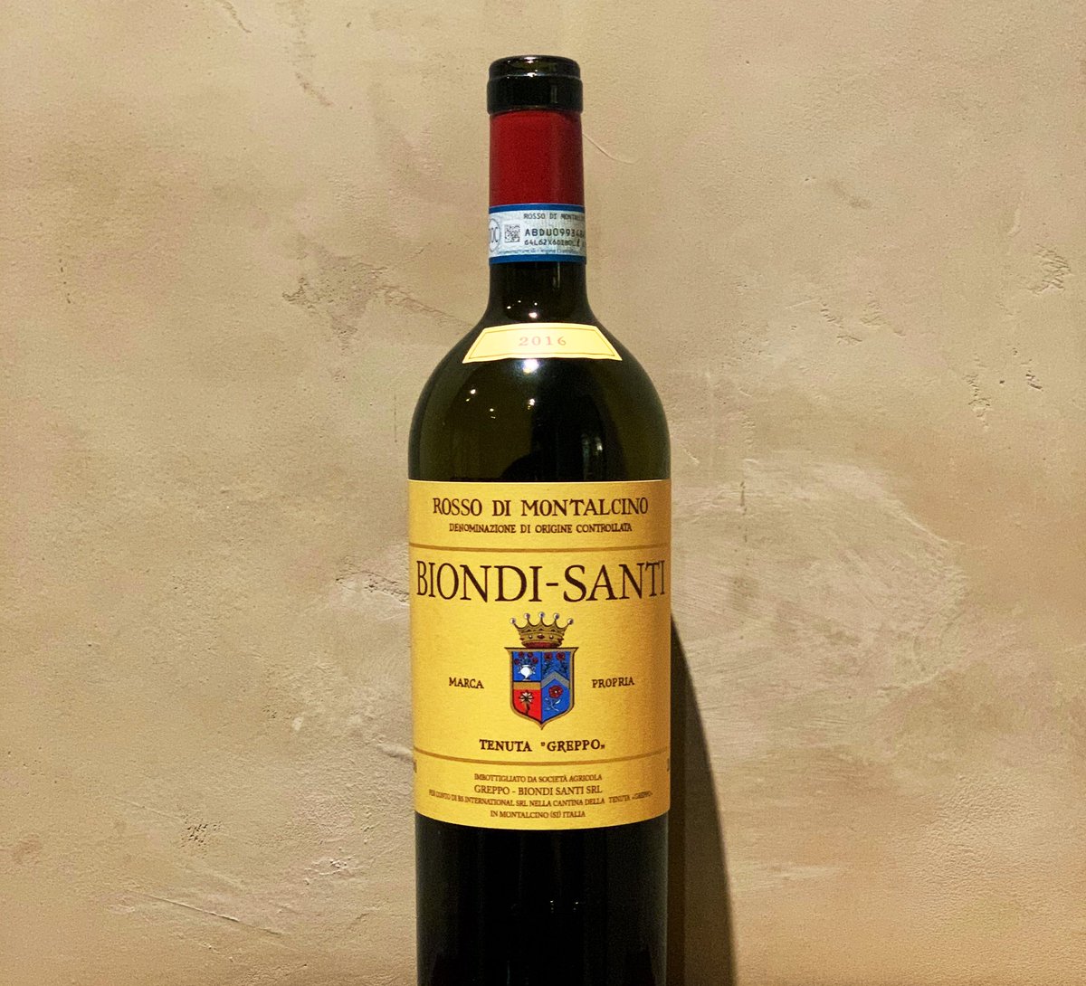 16 Biondi Santi #RossodiMontalcino needs 5 years min. If impatient decant overnight or aggressively day of. Ripe cherries + luscious strawberry purée lead upfront. A hard pan of tannins, English breakfast + black tea bring up the rear. Powerful 💥 #winetasting #sommelier #wine