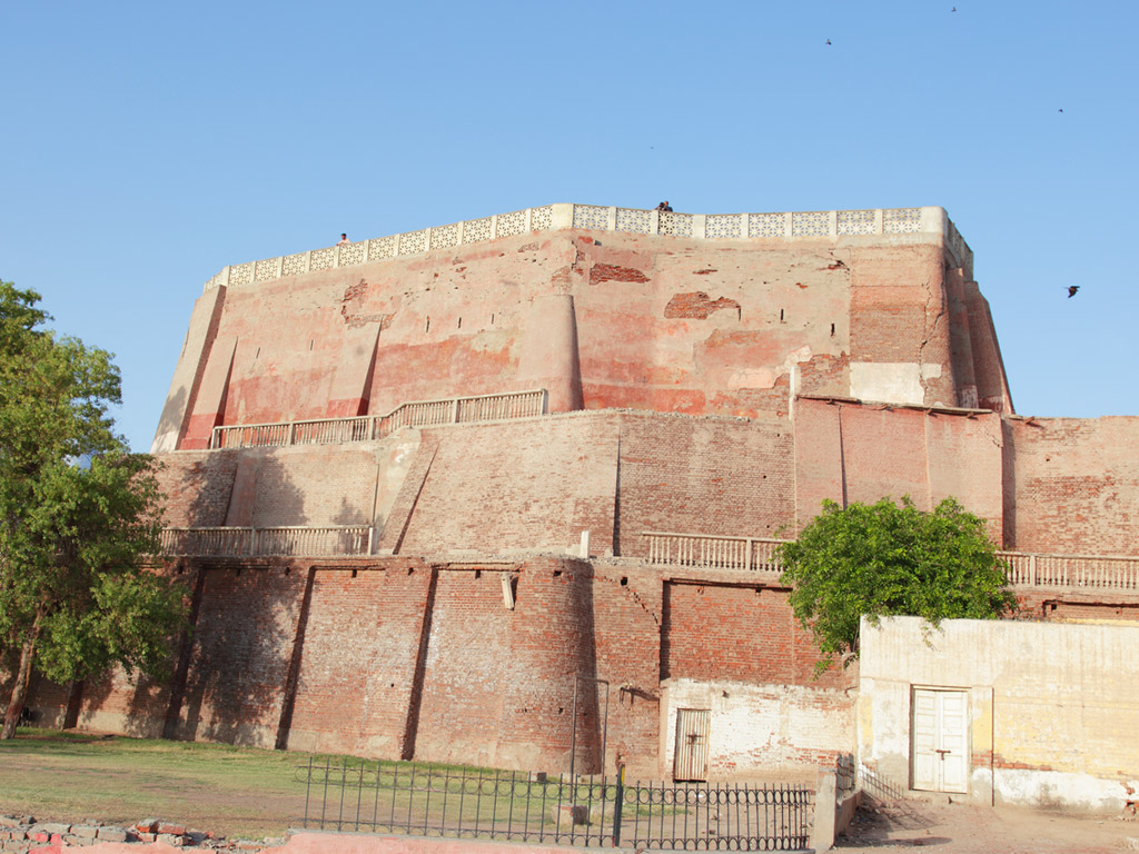 Fort KohnaThe fort acted as a citadel for the city of Multan for probably as back as 1000 BCE. The current fort is thought to have been built by the Katoch dynasty. The fort used to be separated from the rest of the city by the old river bed of the Ravi river.