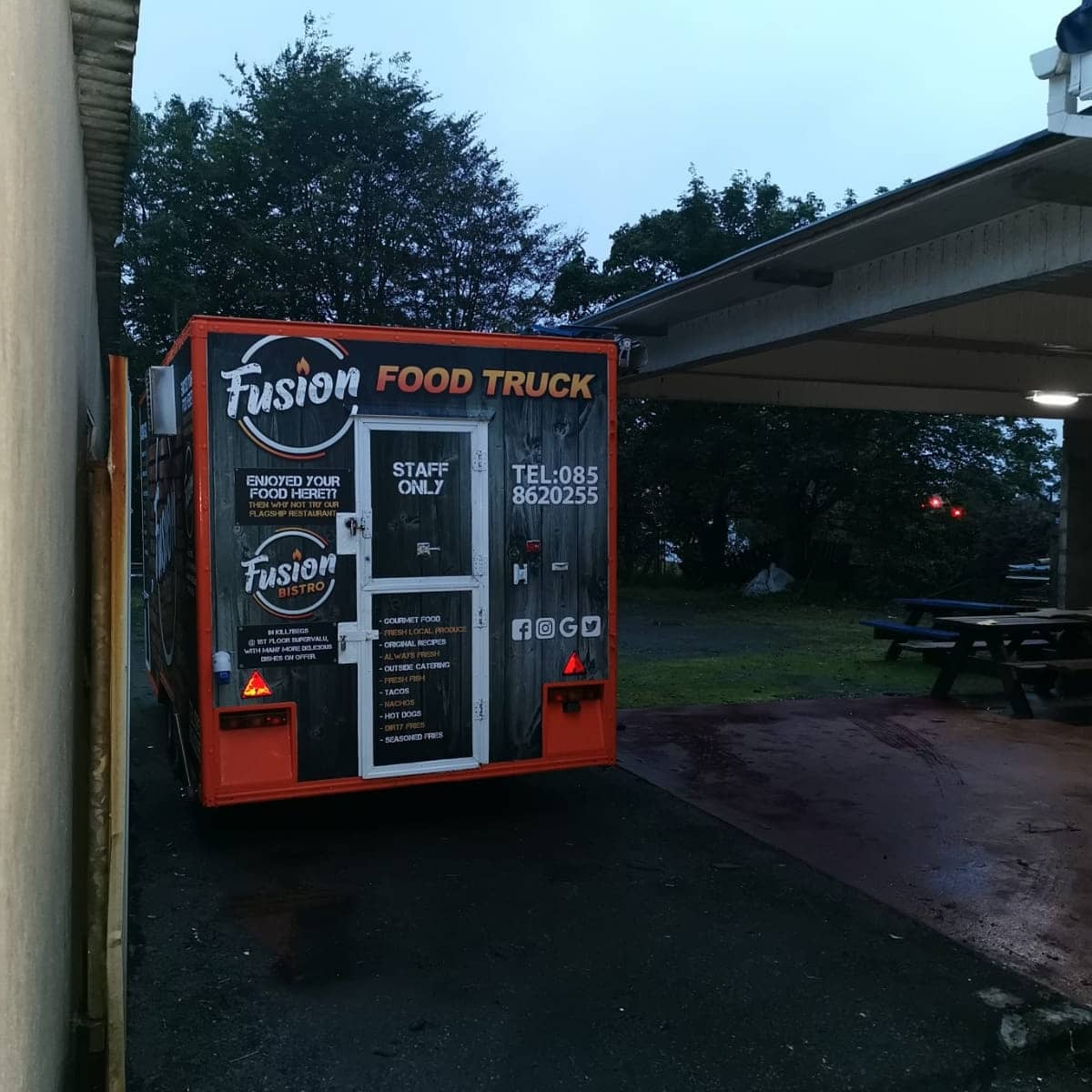 FusionKilcar's tweet photo. New location for now! Same great food, with the choice of a pint!!
#localstogether #fusionfoodtruck #kilcar #donegal #wildatlanticway #sliabhliag #slieveleague #inthru #alwaysfresh #alwayshomemade #samegreatfood #haveapint #thisisdonegalfood https://t.co/MjbTb469Sk