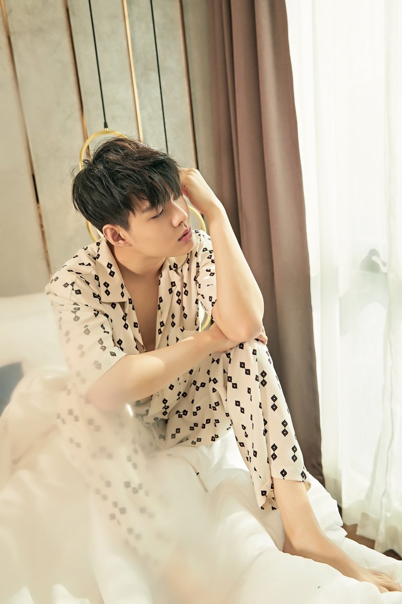 Saint_sup's tweet photo. ร้อนขนาดนี้…🥵 มาเป็น fan ให้ทีได้ป่ะ😝 #Saint_sup #MingEr cr. @kazzmagazine https://t.co/3j8WpoSuLu
